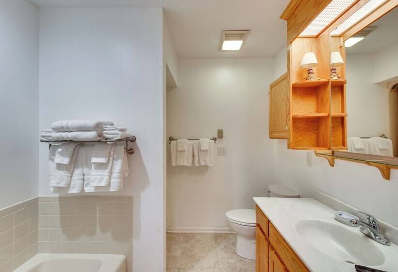 Spacious Lake Hartwell Home W/ Private Boat Dock!