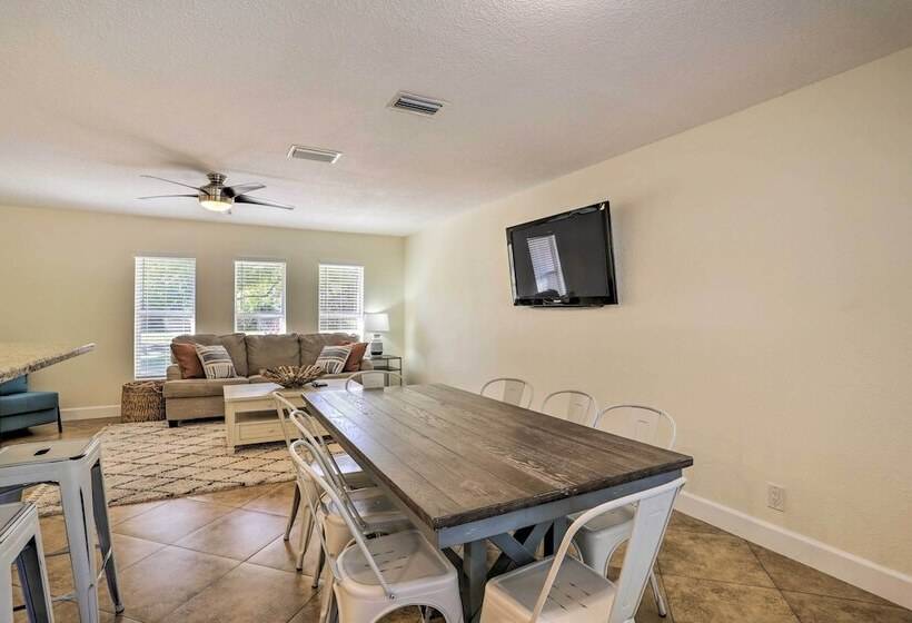 Spacious Largo Retreat: Private Pool & Yard!