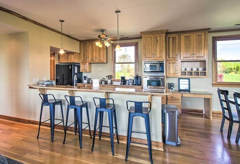 Spacious Lexington Home W/ Breathtaking Views