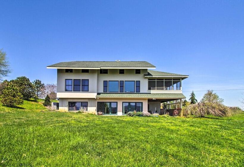 Spacious Lexington Home W/ Breathtaking Views