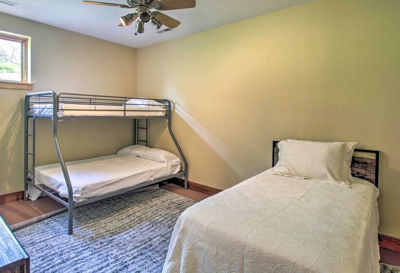 Spacious Lexington Home W/ Breathtaking Views