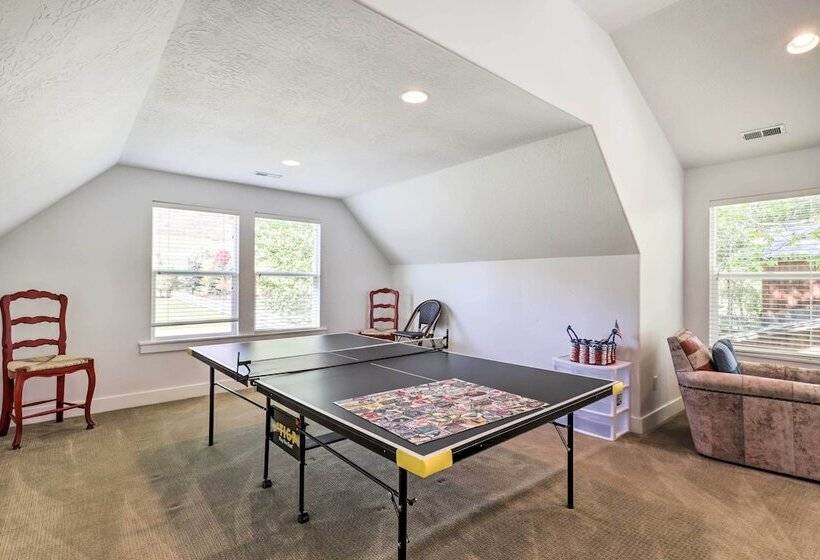 Spacious Midway Home W/ Balcony + Mtn Views!