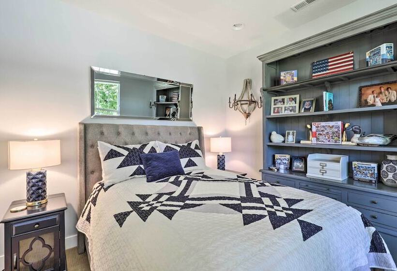 Spacious Midway Home W/ Balcony + Mtn Views!