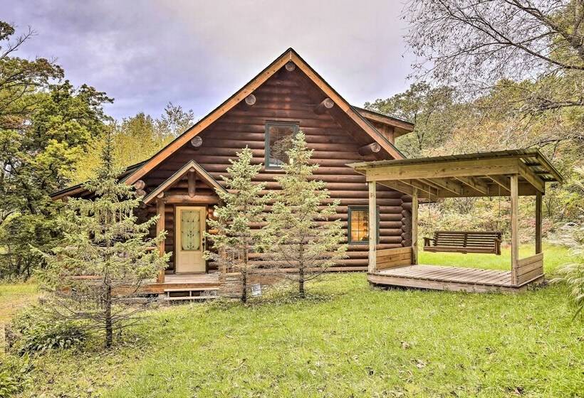 Splendid Family Cabin W/ Hot Tub & Grill!