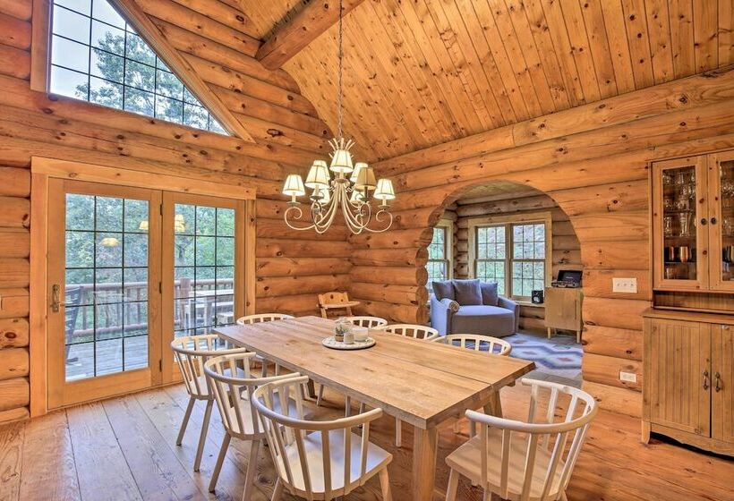 Splendid Family Cabin W/ Hot Tub & Grill!