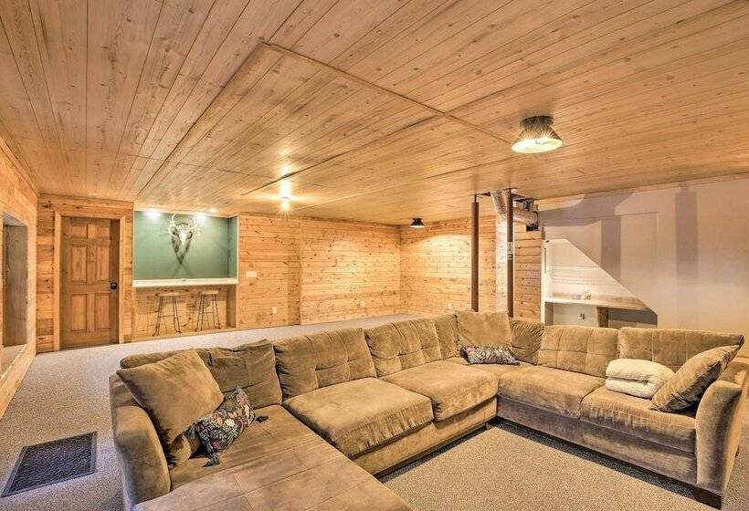 Splendid Family Cabin W/ Hot Tub & Grill!