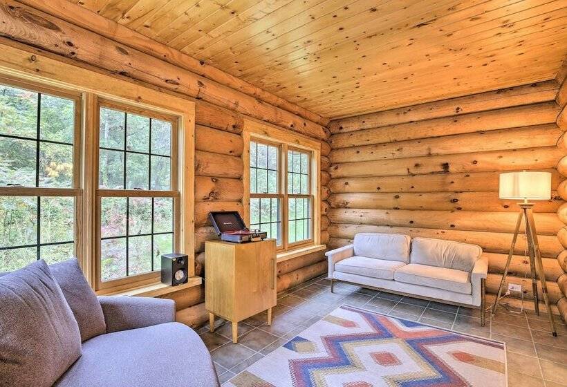 Splendid Family Cabin W/ Hot Tub & Grill!
