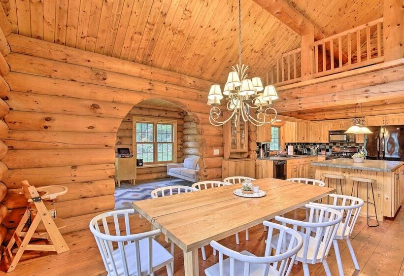 Splendid Family Cabin W/ Hot Tub & Grill!