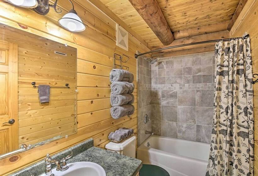 Splendid Family Cabin W/ Hot Tub & Grill!