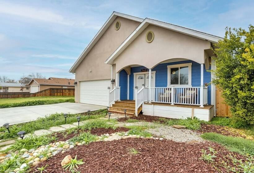 Stunning Clovis Home ~ 1 Mile To Old Town!