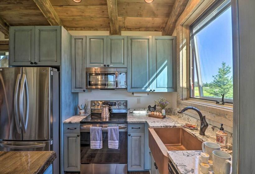 Stunning Kalispell Cottage On 30 Acre Farm!