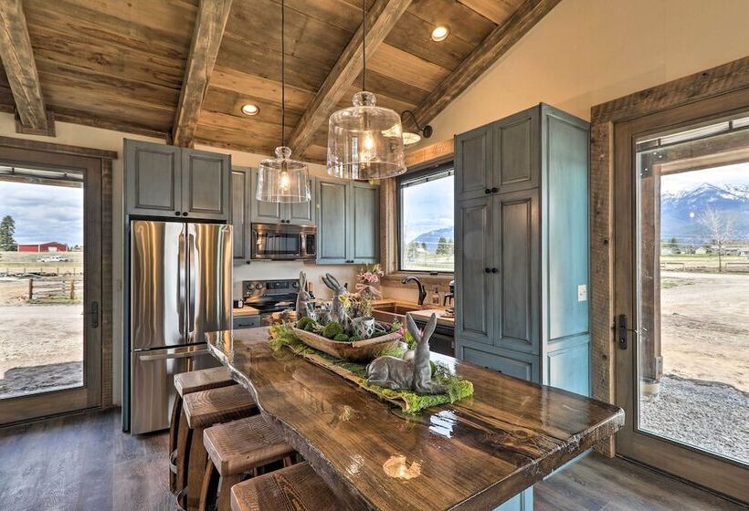 Stunning Kalispell Cottage On 30 Acre Farm!