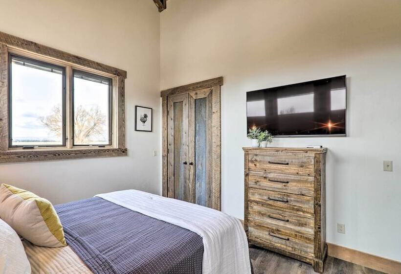 Stunning Kalispell Cottage On 30 Acre Farm!