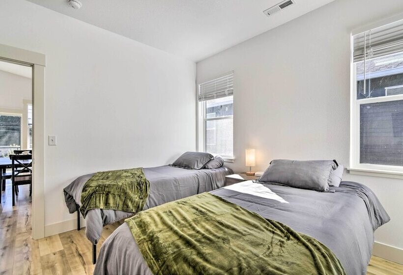 Stunning Stevenson Retreat W/ Mountain Views!