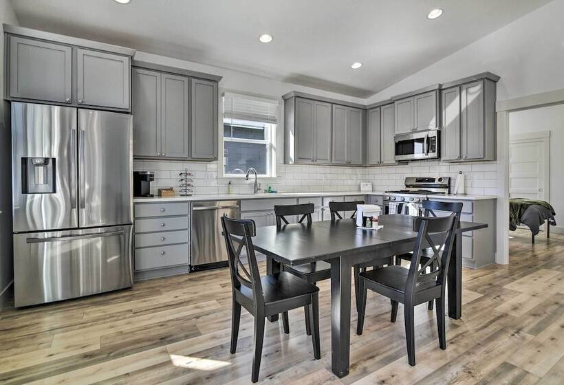 Stunning Stevenson Retreat W/ Mountain Views!