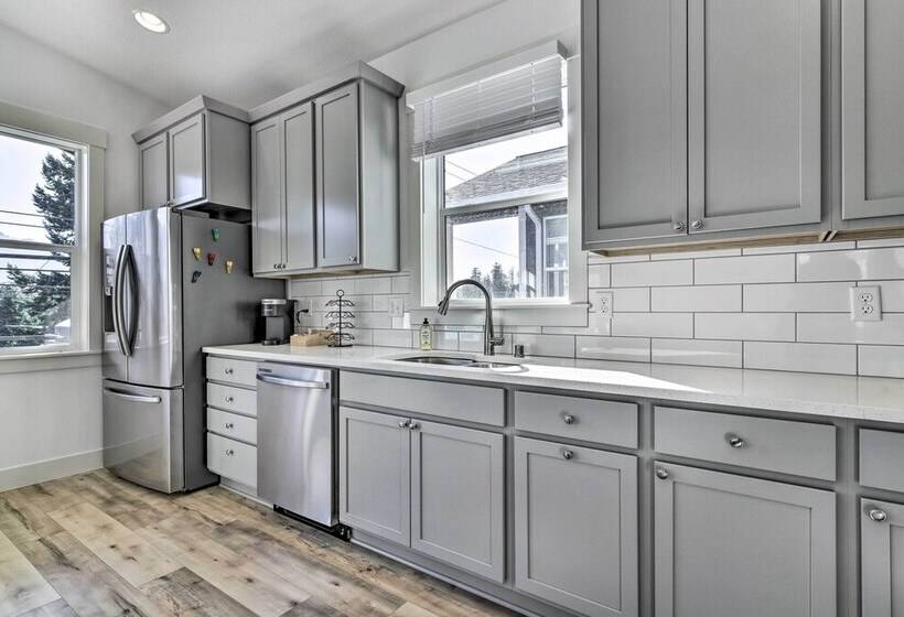 Stunning Stevenson Retreat W/ Mountain Views!