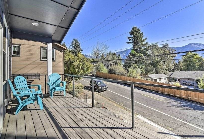 Stunning Stevenson Retreat W/ Mountain Views!