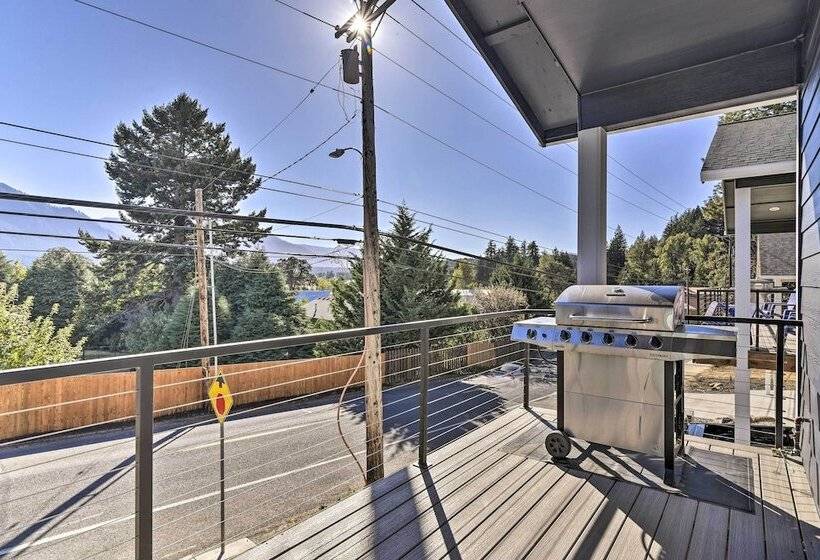 Stunning Stevenson Retreat W/ Mountain Views!