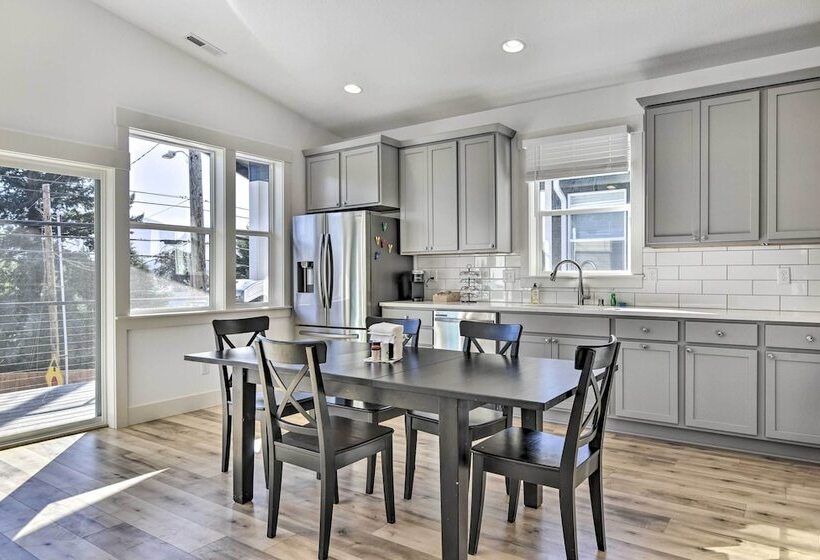 Stunning Stevenson Retreat W/ Mountain Views!