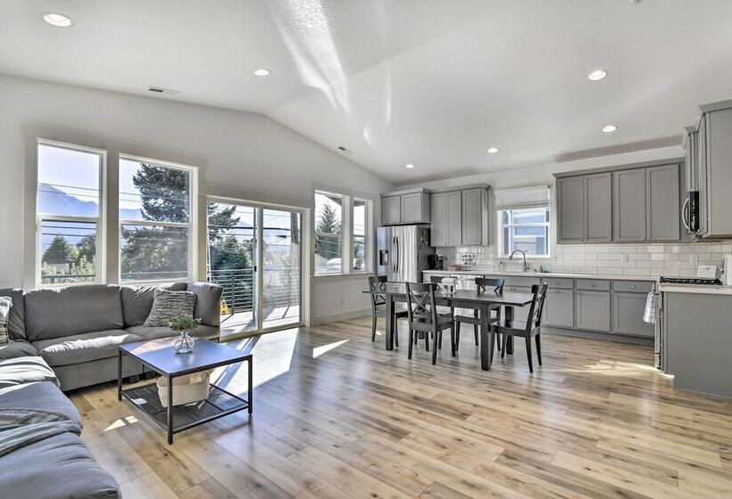 Stunning Stevenson Retreat W/ Mountain Views!