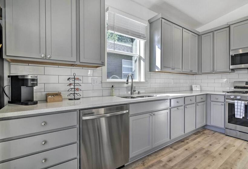 Stunning Stevenson Retreat W/ Mountain Views!