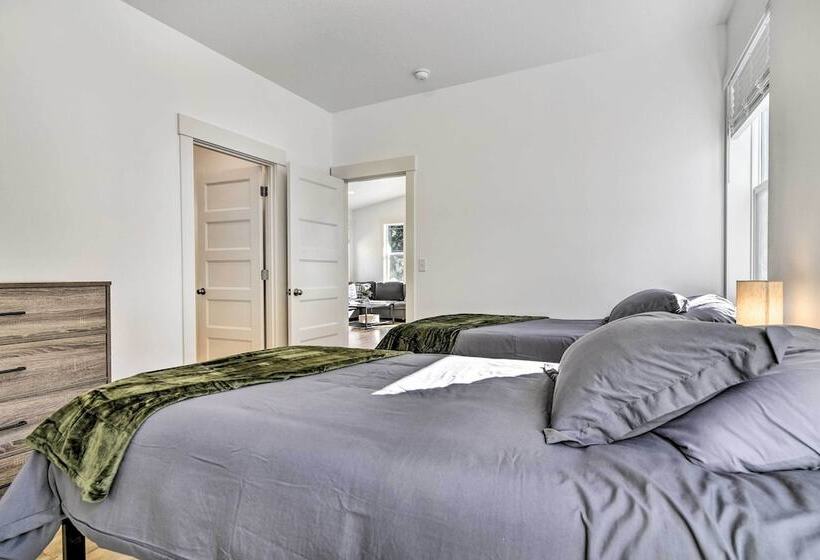 Stunning Stevenson Retreat W/ Mountain Views!