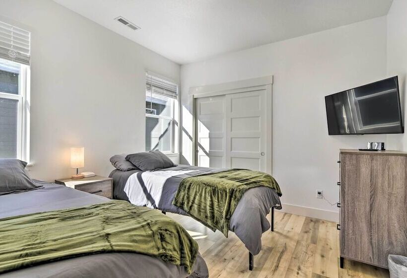 Stunning Stevenson Retreat W/ Mountain Views!