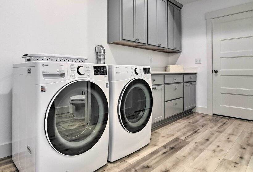 Stunning Stevenson Retreat W/ Mountain Views!