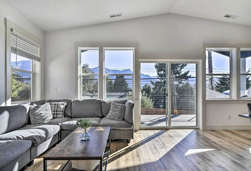 Stunning Stevenson Retreat W/ Mountain Views!