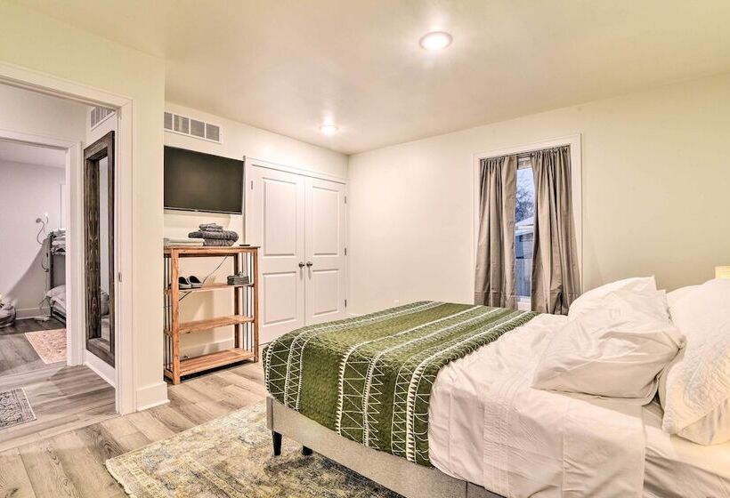 Stylish Retreat W/ Yard < 5 Mi To Msu Campus