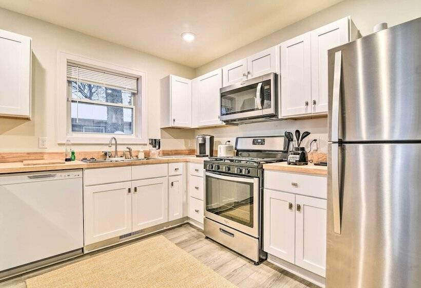 Stylish Retreat W/ Yard < 5 Mi To Msu Campus