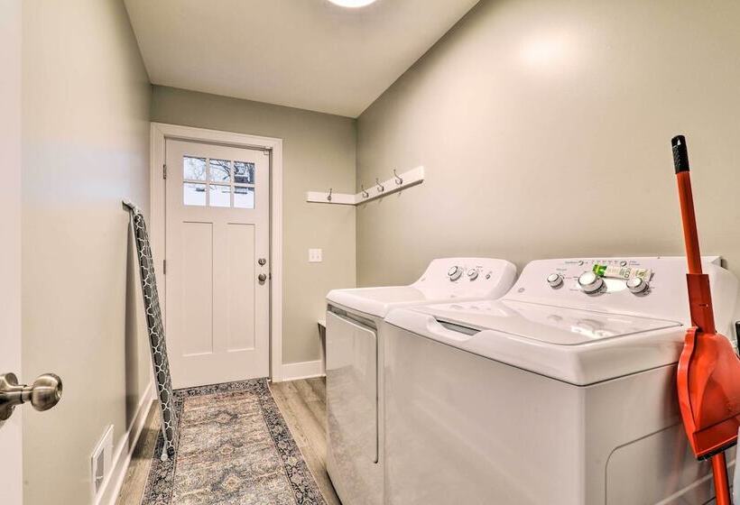 Stylish Retreat W/ Yard < 5 Mi To Msu Campus