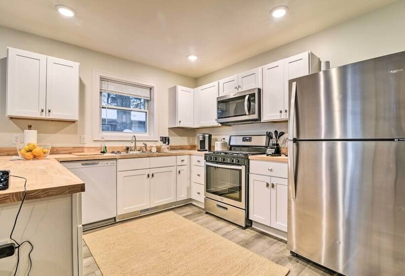 Stylish Retreat W/ Yard < 5 Mi To Msu Campus