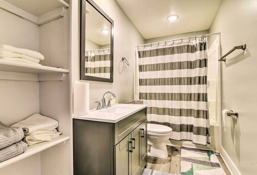 Stylish Retreat W/ Yard < 5 Mi To Msu Campus