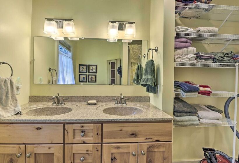 Sunny Morristown Home   Walk To Restaurants!