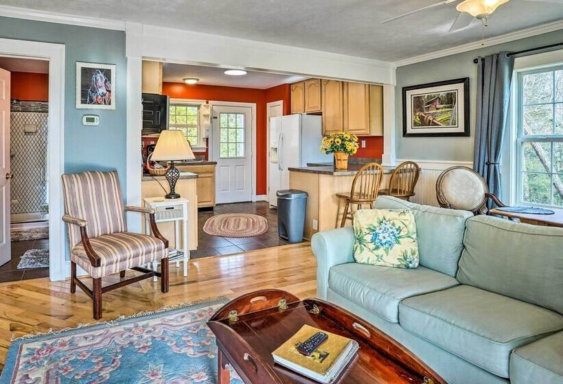 Sweet Vacation Cottage W/ Deck & Grill!