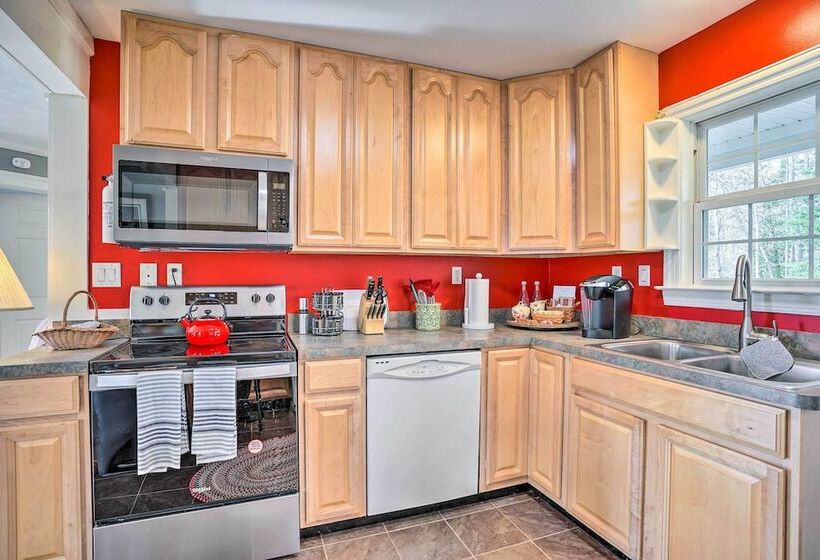 Sweet Vacation Cottage W/ Deck & Grill!