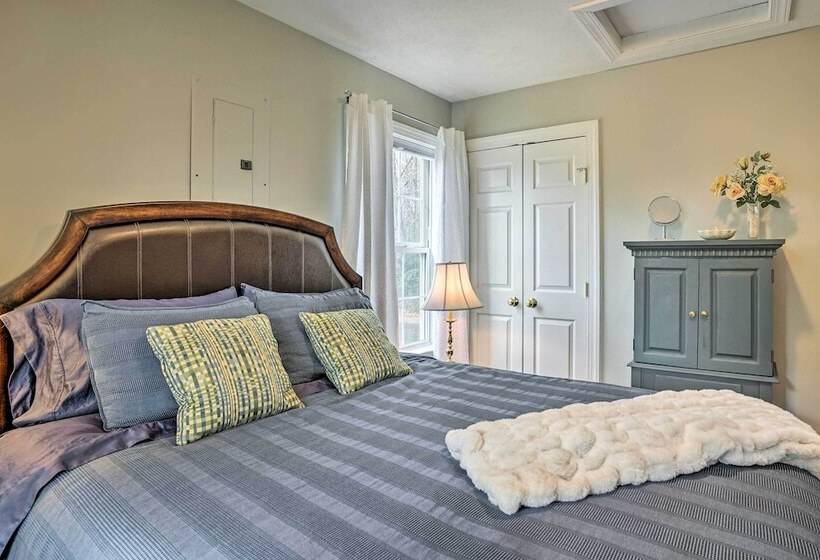 Sweet Vacation Cottage W/ Deck & Grill!