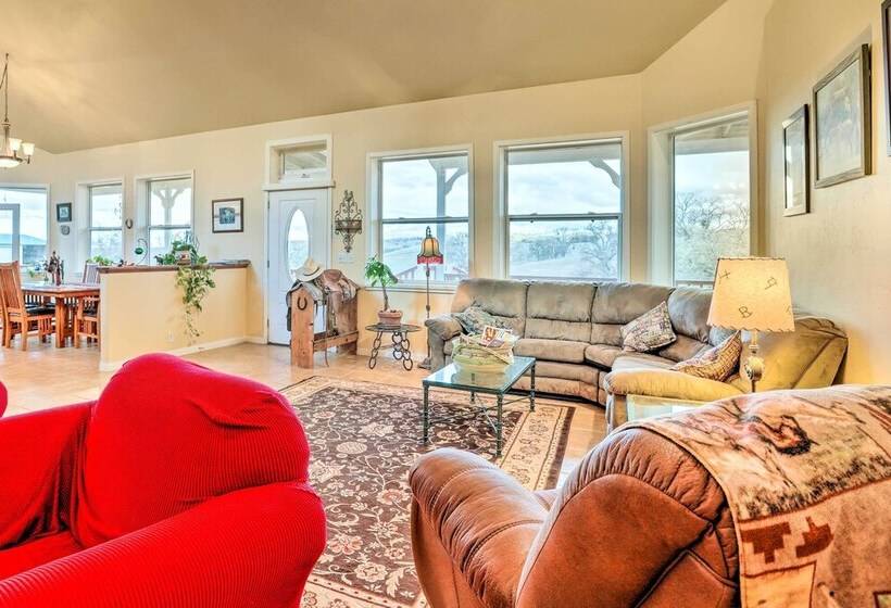 Templeton Ranch W/ Private Hot Tub & Deck!