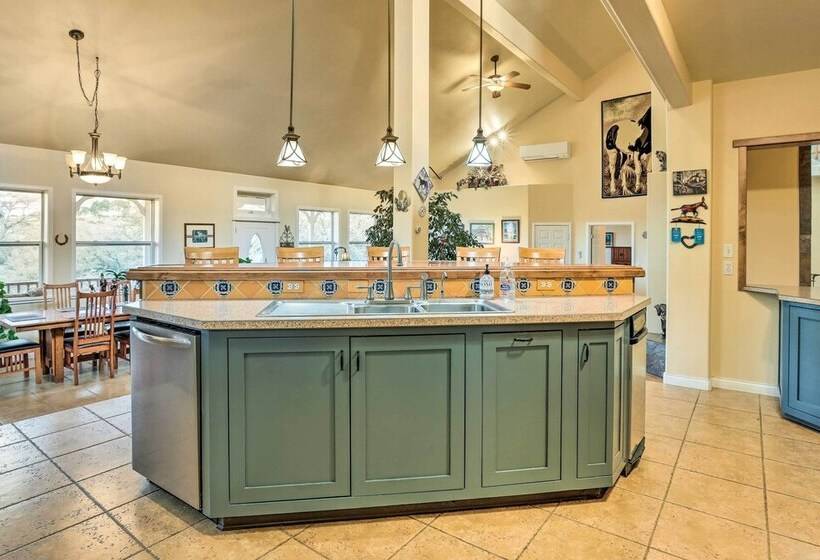 Templeton Ranch W/ Private Hot Tub & Deck!