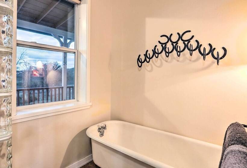 Templeton Ranch W/ Private Hot Tub & Deck!