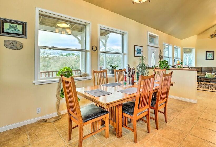 Templeton Ranch W/ Private Hot Tub & Deck!