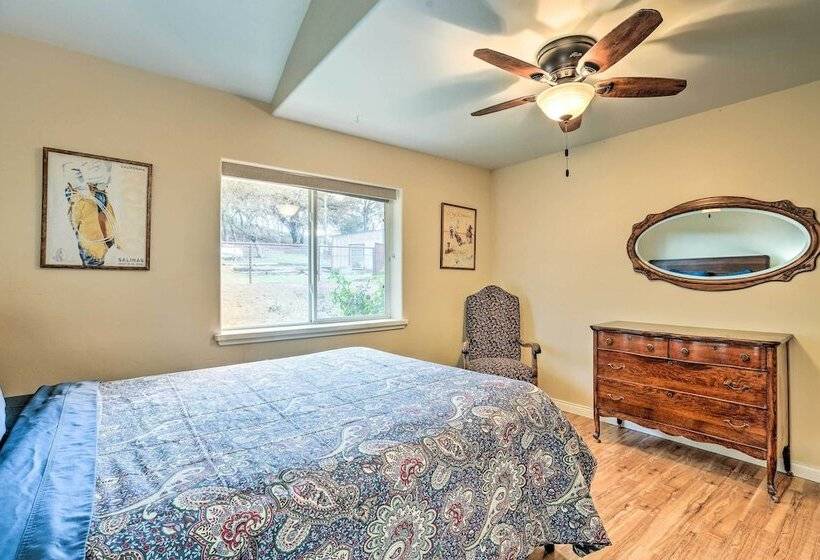 Templeton Ranch W/ Private Hot Tub & Deck!