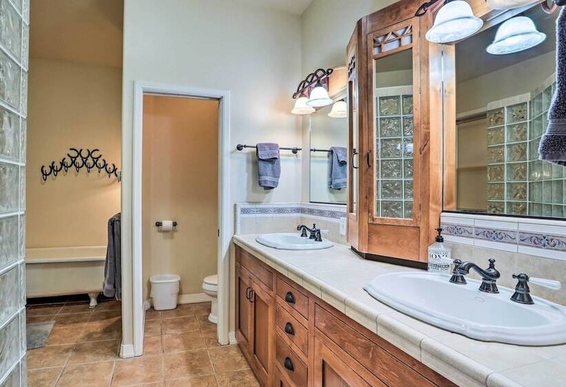 Templeton Ranch W/ Private Hot Tub & Deck!