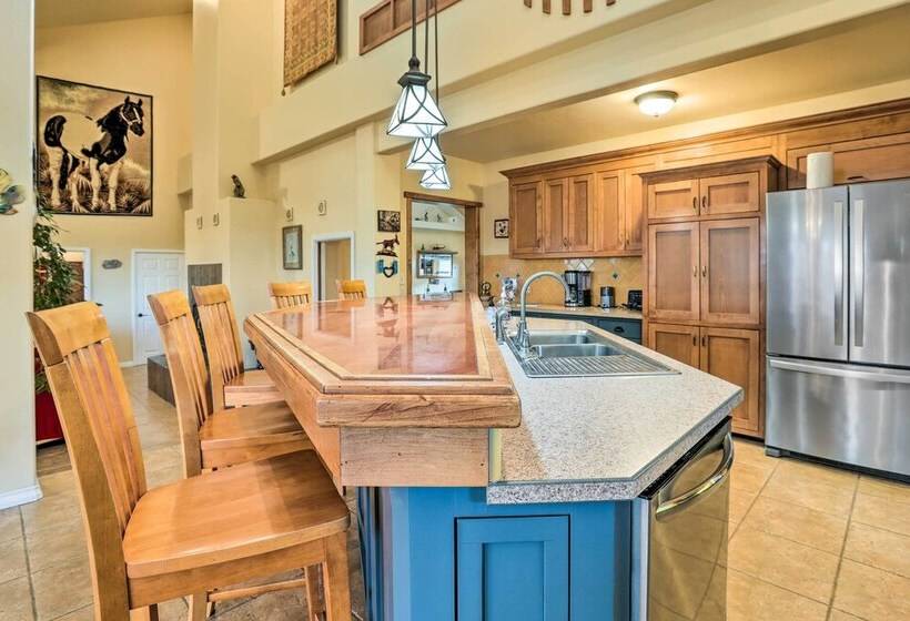 Templeton Ranch W/ Private Hot Tub & Deck!