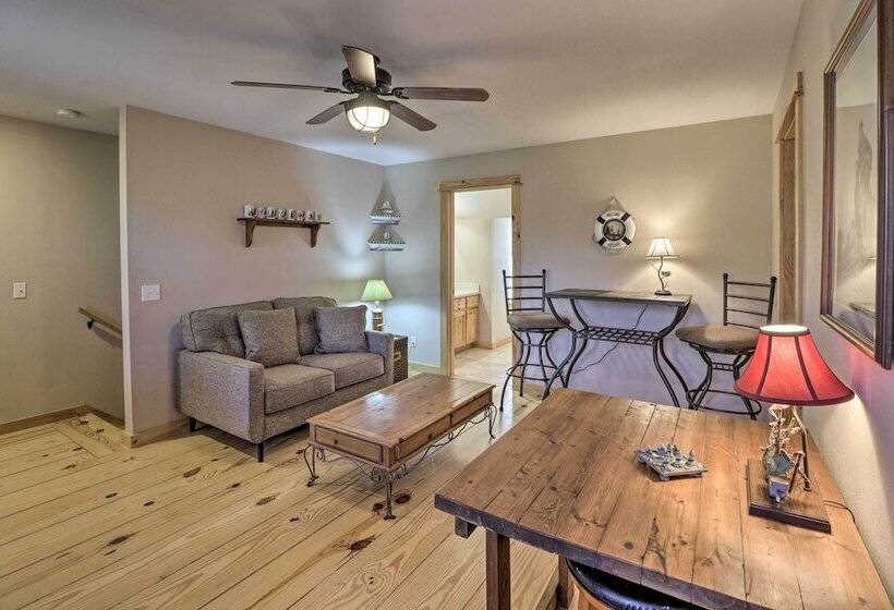 The Captains Quarters In Rogers W/ Covered Porch!