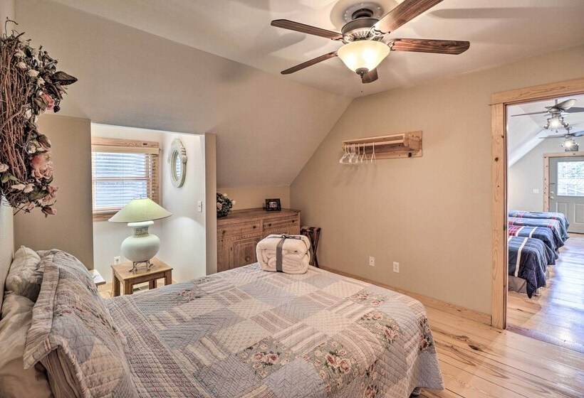 The Captains Quarters In Rogers W/ Covered Porch!