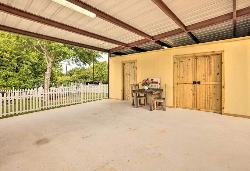 The Gathering Place  Brenham Home On 6 Acres