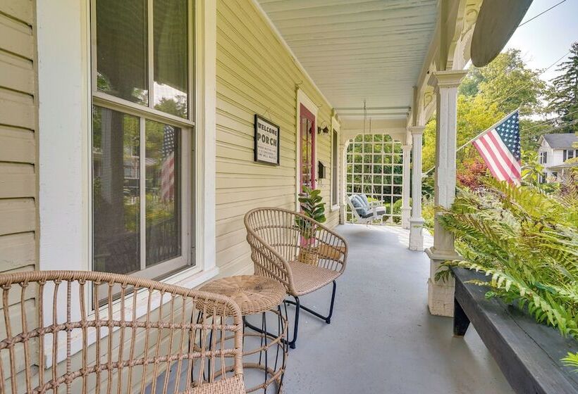 The Porch House  Located In Historic Village