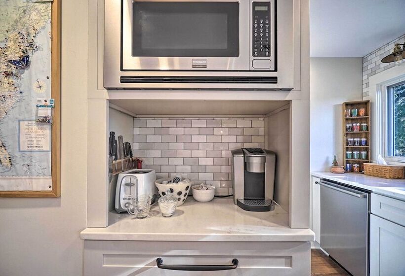 The Porch House  Located In Historic Village